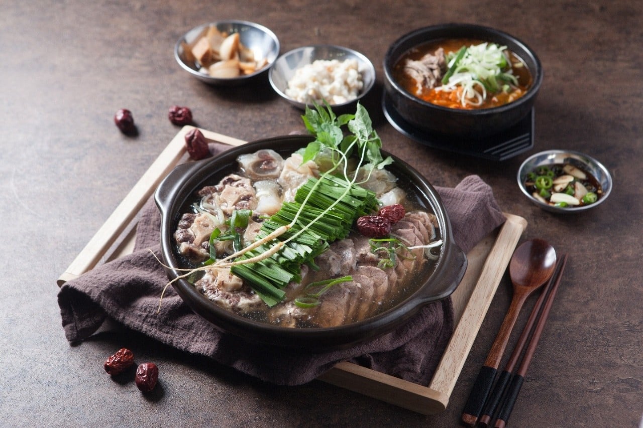 ゆで肉の盛り合わせ(スジ、もも肉+牛テールの蒸し物)