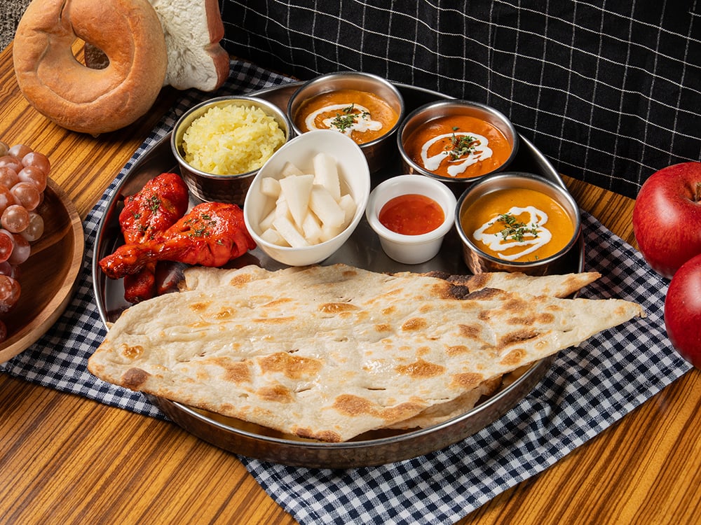 インディアカレー セット1(チキンサグカレー、エビカレー、野菜カレー、ナン)